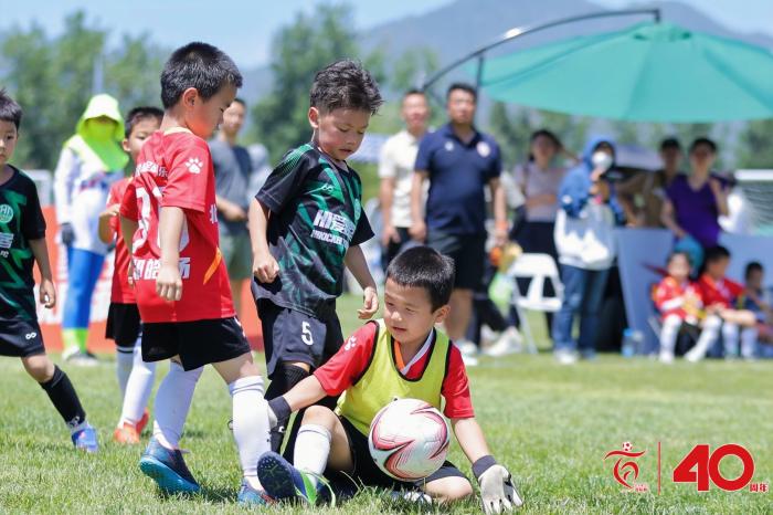 24直播網(wǎng)：百隊杯足球賽6歲、7歲足球節落幕 近200支球隊角逐
